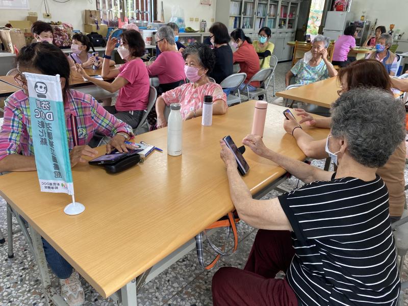 大家認真練習操作