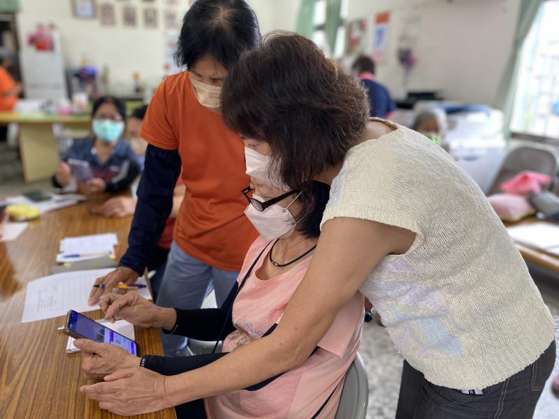 學員們互相協助幫忙