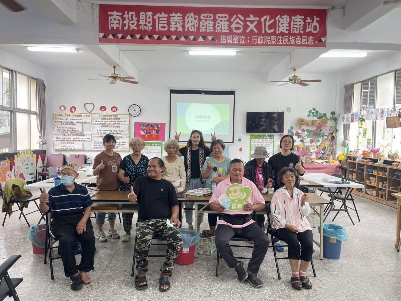 課後大合照，學員感謝一人一台平板的學習設備，許多第一次使用的學員在老師和小幫手的協助下，發現數位健康資訊非常好用。