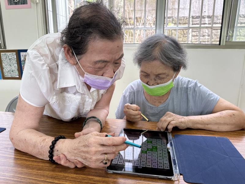 學員互相協助-手腦益智遊戲