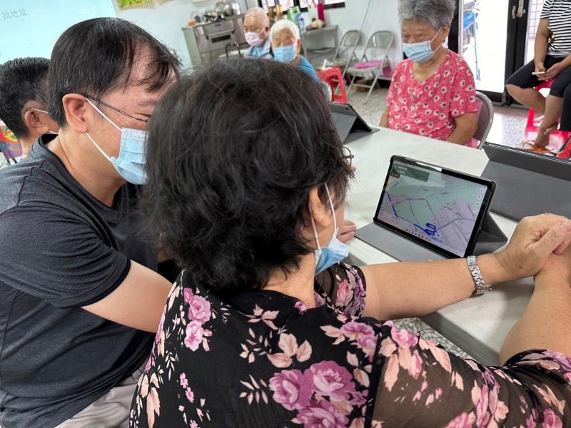 學員學習Google搜尋功能及Google地圖搜尋功能