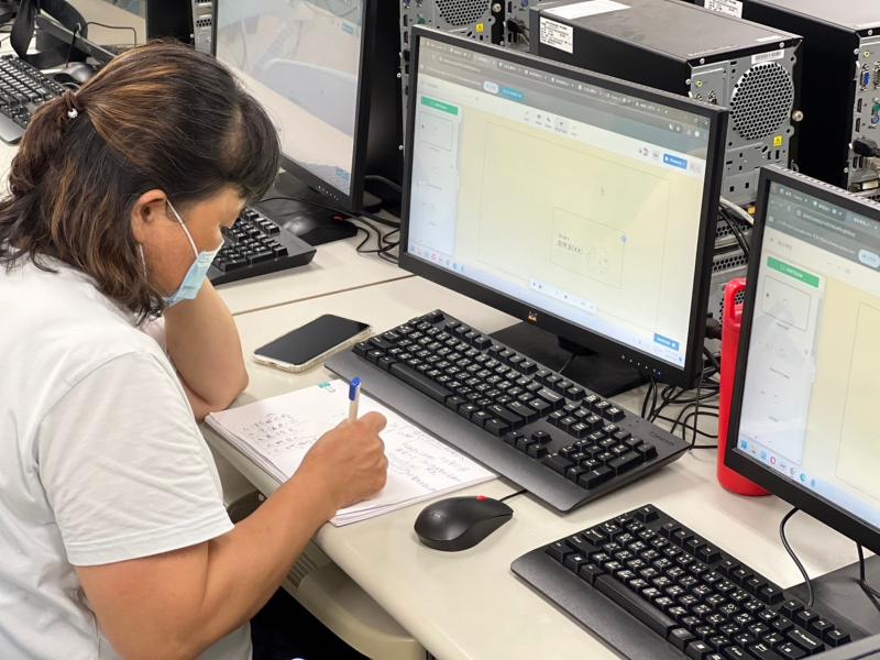 Prezi以其非線性的呈現方式和生動的視覺效果，能夠讓使用者以更流暢且引人注目的方式展示內容，