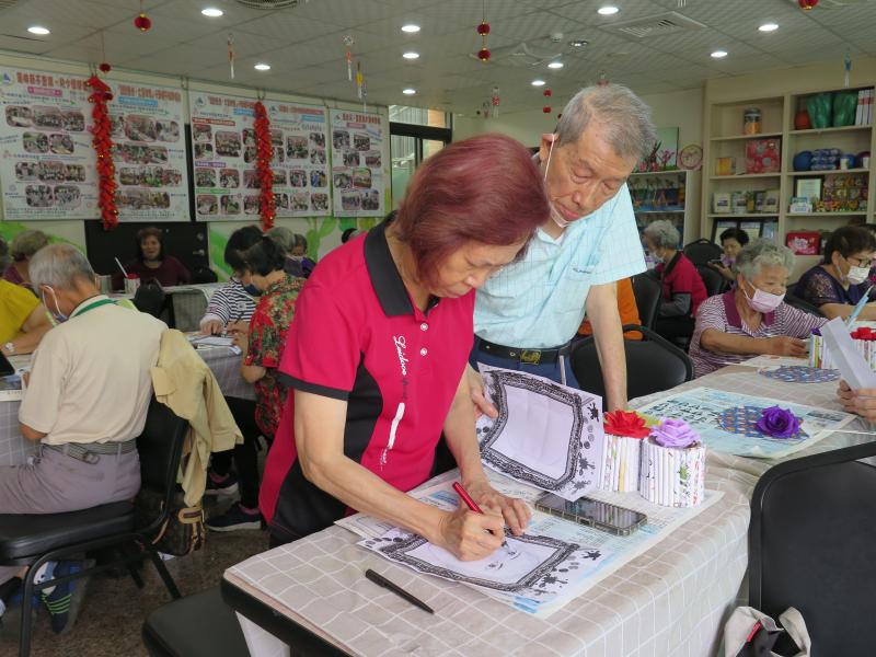 83歲高齡的夫妻檔學員,學習人工智能是一個非常有趣和具有挑戰性的過程。