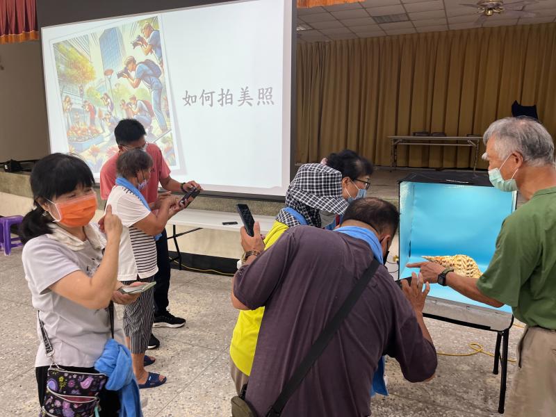 在老師指導下，長者們用手機拍攝貝殼，學習攝影技巧，體驗科技樂趣，增強自信，豐富生活，促進交流和情感聯繫。