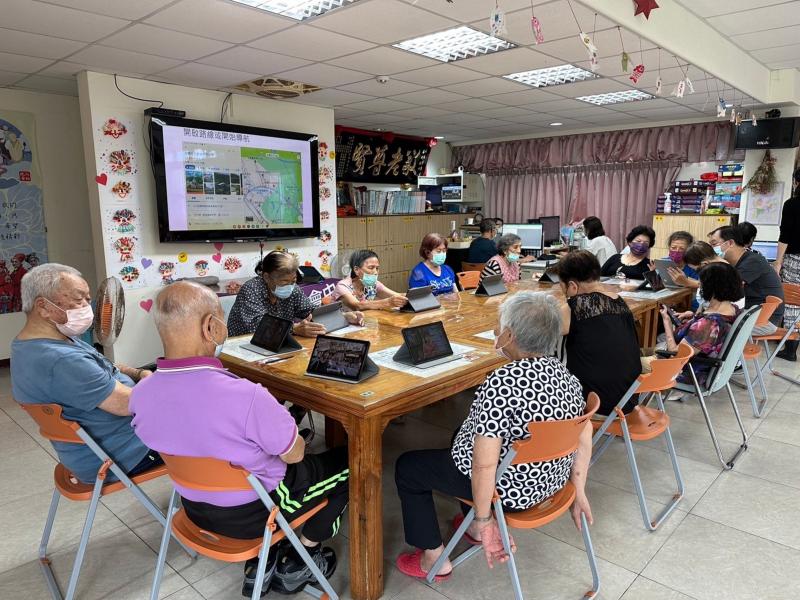 長輩用心學習中、認真聽課，遇到問題也會發問。