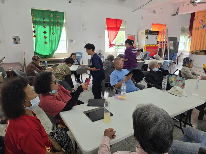 透過互動與平板小遊戲，學員們對平板也更加的有興趣