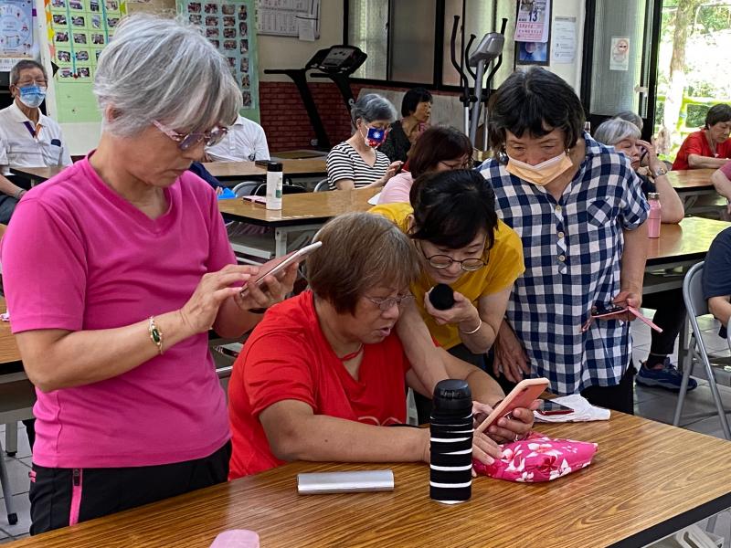 講師協助解決操作問題。