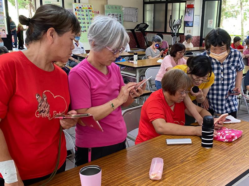 學員摸索剪接出自己的影片。