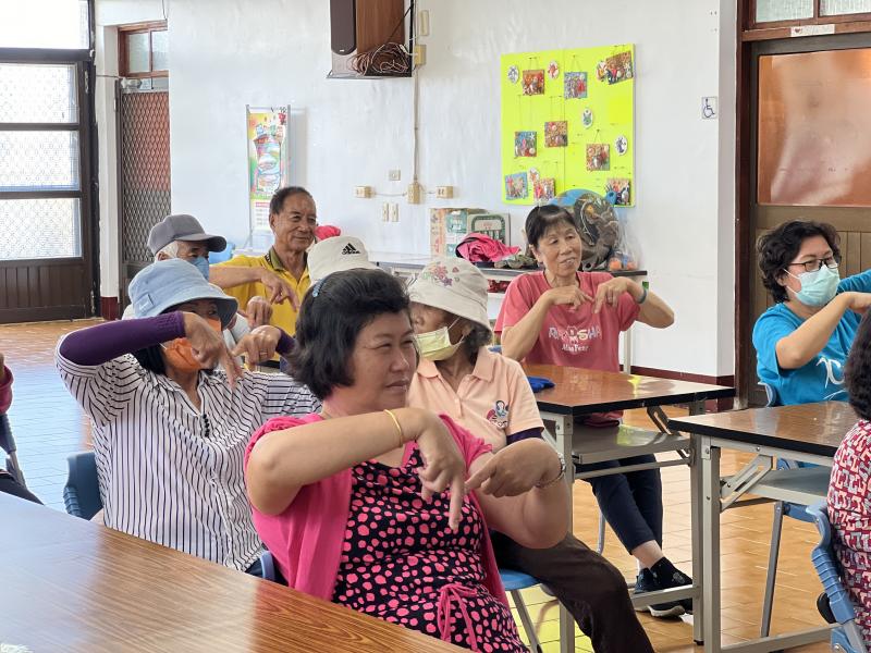 學員多次練習手語下，已經可以跟上音樂播放速度也沒有問題。