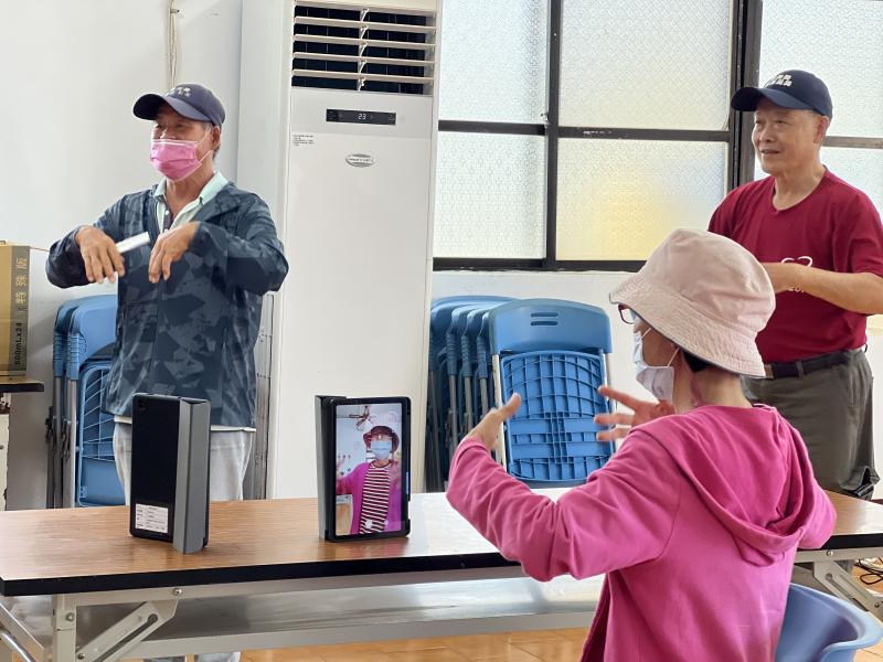 銀髮學員將學會的手語，運用應用程式濾鏡功能錄製下來