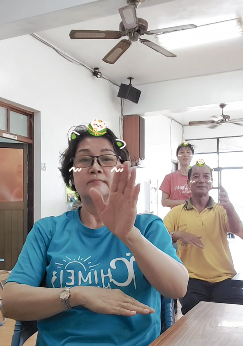 銀髮學員運用平板應用軟體錄製所學的手語手法