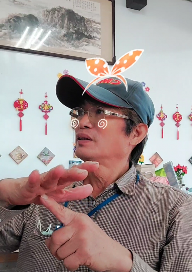 銀髮學員將所學手語運用平板應用軟體錄製下來