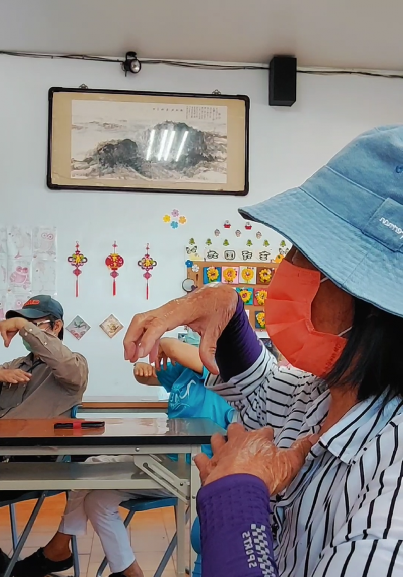 銀髮學員運用平板應用軟體錄製課程所學手語