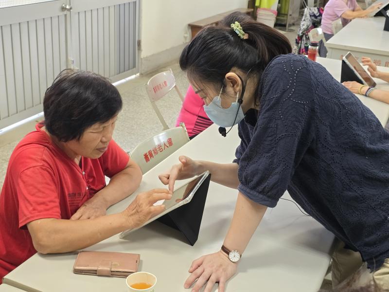 講師解決學員查詢資料遇到的問題。