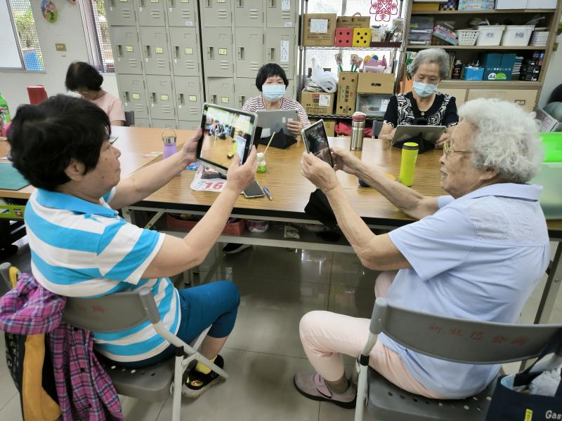 請長輩學員們複習拍照功能與技巧