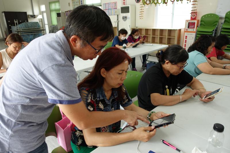 講師和長輩們介紹了他們最感興趣的LINE貼圖商店，涵蓋如何使用貼圖商店、購買與下載貼圖及自製貼圖等。  這些豐富的內容讓學員們能夠在未來更有效地輔導社區民眾使用LINE的各式功能，提升日常生活的便利性和樂趣。