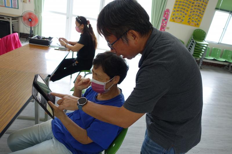 講師教學員們學習了LINE移動支付、轉帳與支付功能，並探索了LINE應用程式的整合功能，包括叫車服務、線上購物及優惠資訊等。