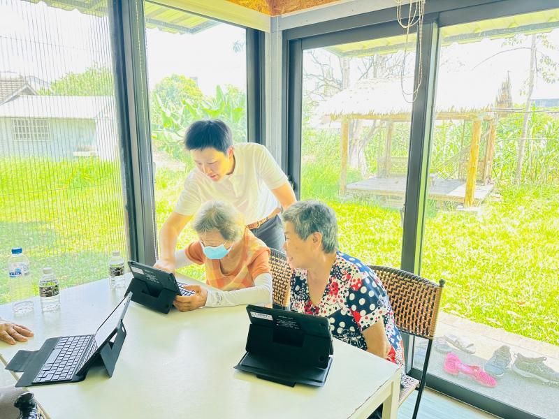 講師耐心指導學員不懂的地方，輕鬆進入APP功能