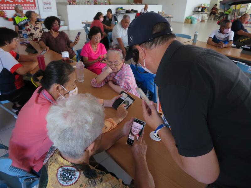 透過不同的貼圖，學員可以更加直觀地表達自己的情感和心情，增強與他人之間的情感聯繫。