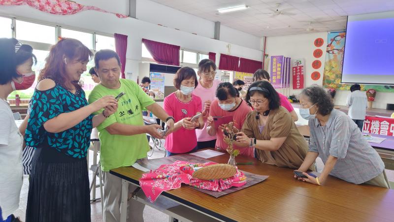 講師指導學員如何抓拍攝角度及佈置作品