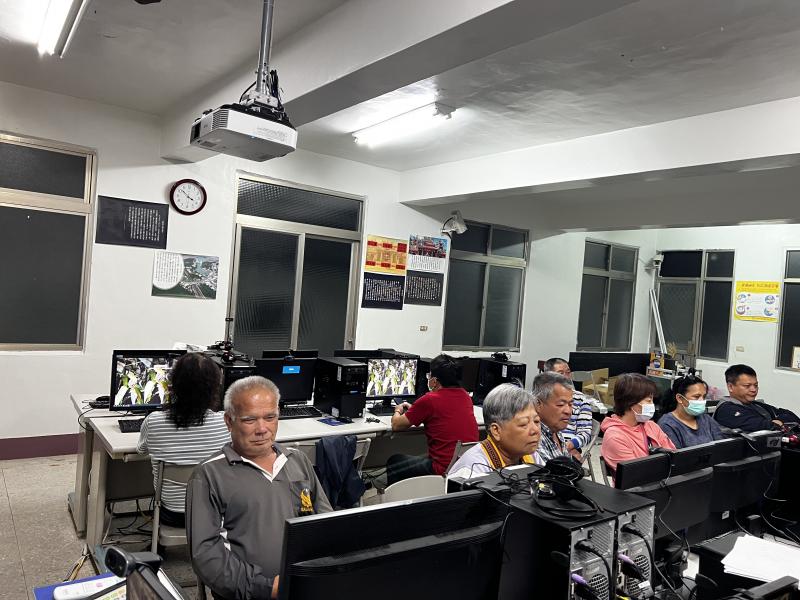 學員認真聽講師對電腦基礎入門的講解