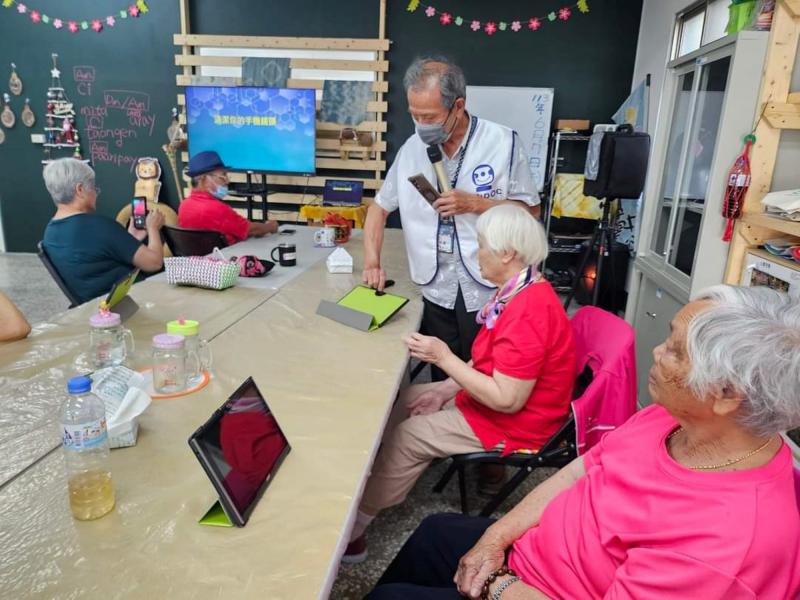 手機申請的時候廠商一定會設定E-mail長者也知道，但是問起密碼可就傻了，一一的為他們申請變更新的密碼，也難怪長者們不熟悉用E-mail，看來得花不少時間一個個得來解，留下次吧！