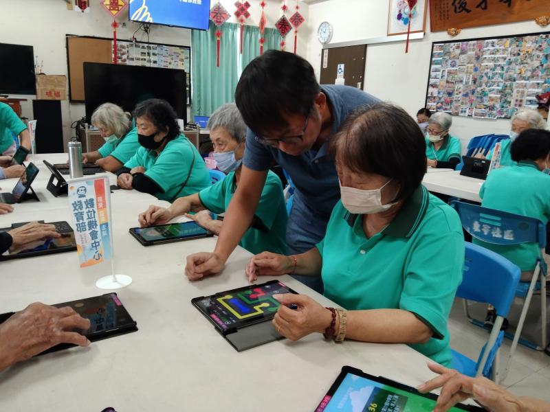 老師指導學員如何下載生活資訊及APP，休閒娛樂生活。