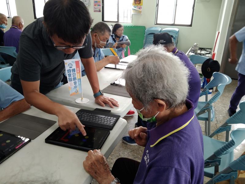 老師個別指導學員操作生活APP的功能