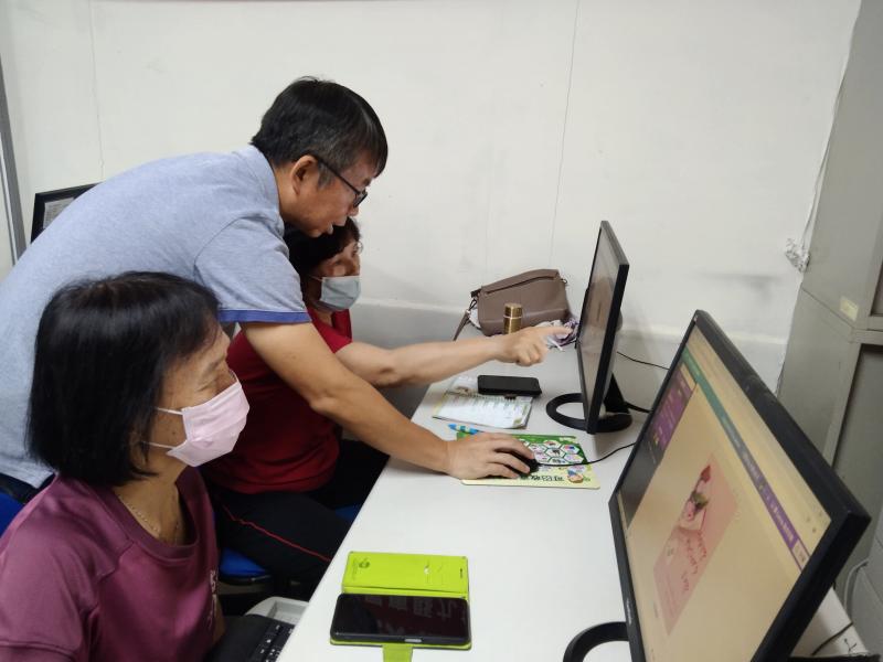 老師個別指導學員操作LINE的功能