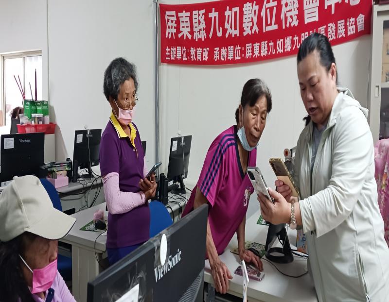 學員們互相討論LINE的操作及功能鍵