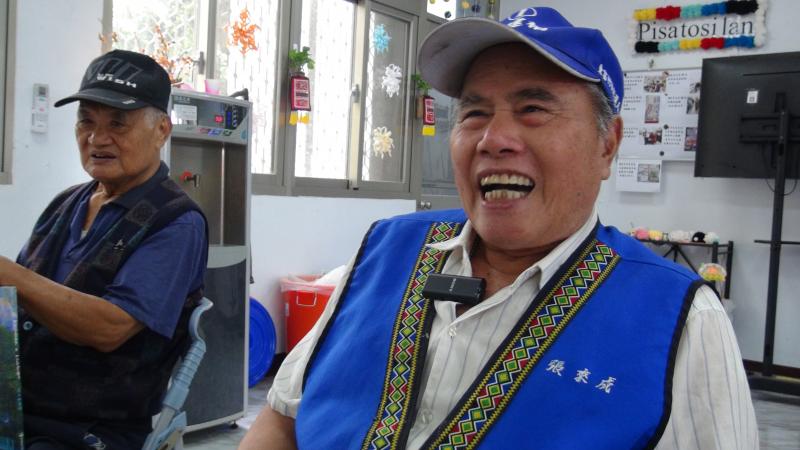 本次課程在加里洞文健站上課 講師全程以阿美語進行課程 學生個個都聚精會神地聽著講師帶來的母語繪本故事 透過繪本究竟聽到甚麼呢? 這個阿公開懷大笑著。