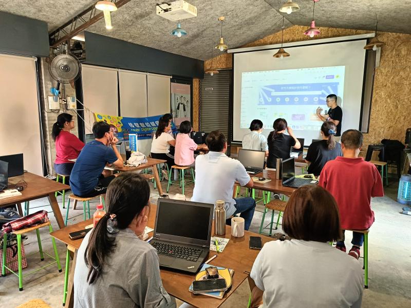 學員們認真聽課