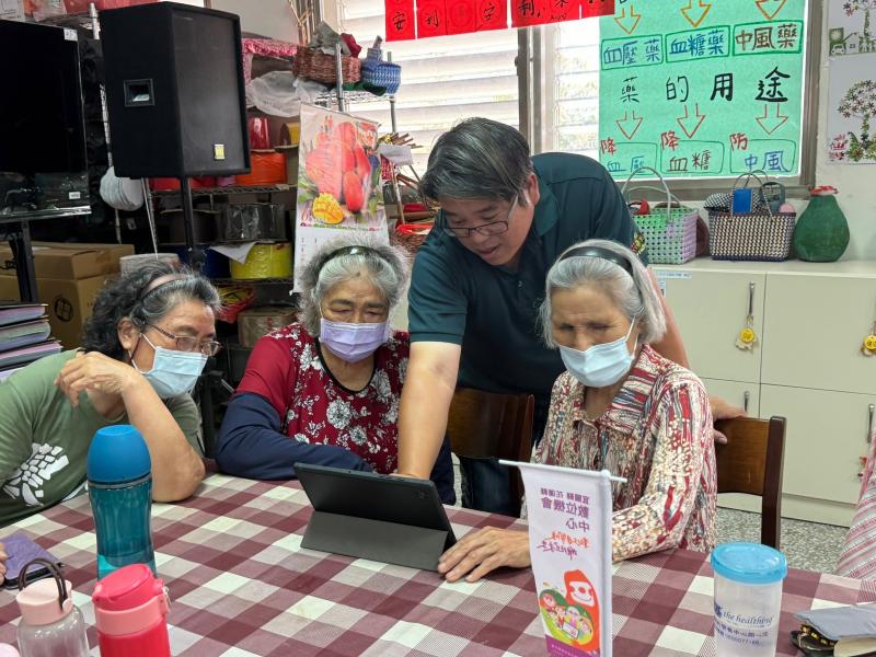 獎師陪伴學員認識手機操作內容