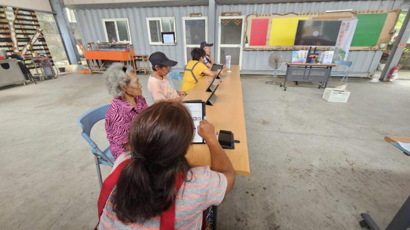 學員實作並互相討論及學習操作