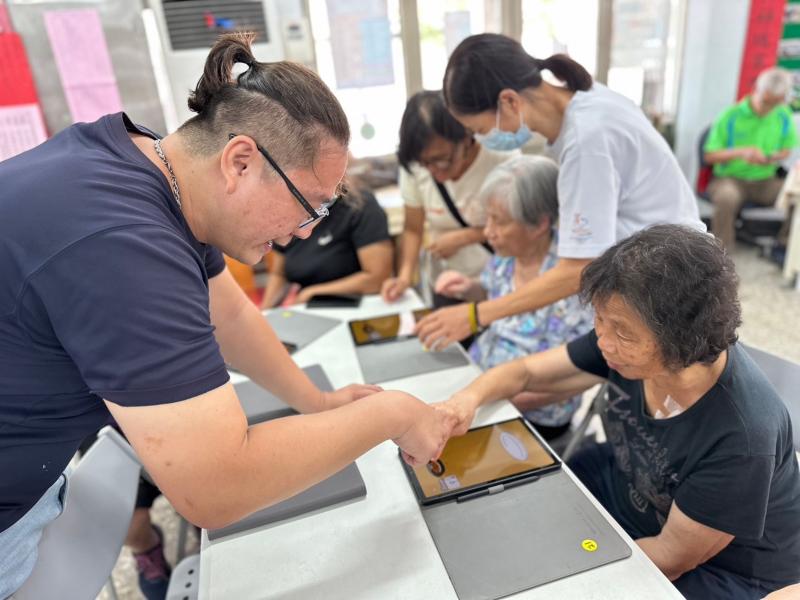 滑動手指來點擊或滑動屏幕，在享受遊戲的同時，提高對手機操作的熟悉度和掌握度。