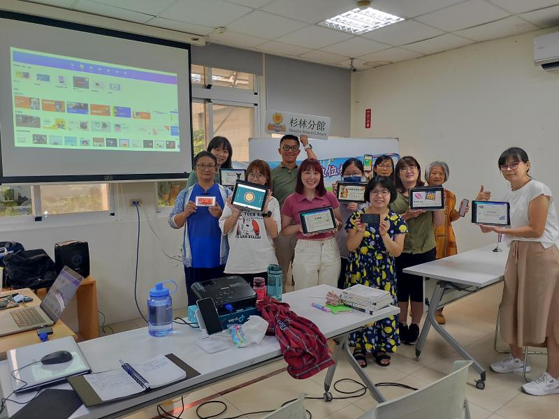 學員們完成作品後開心大合照