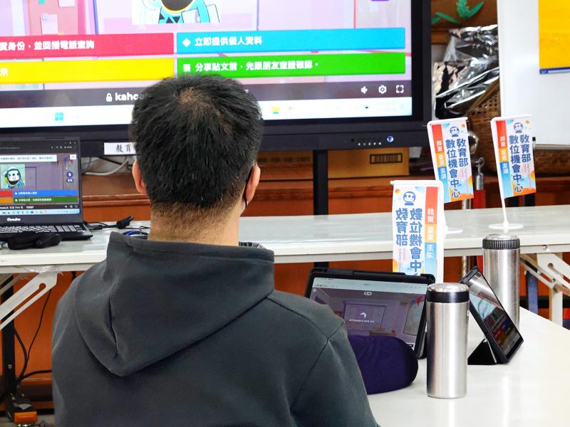 數位幫手認真聆聽台前講師授課