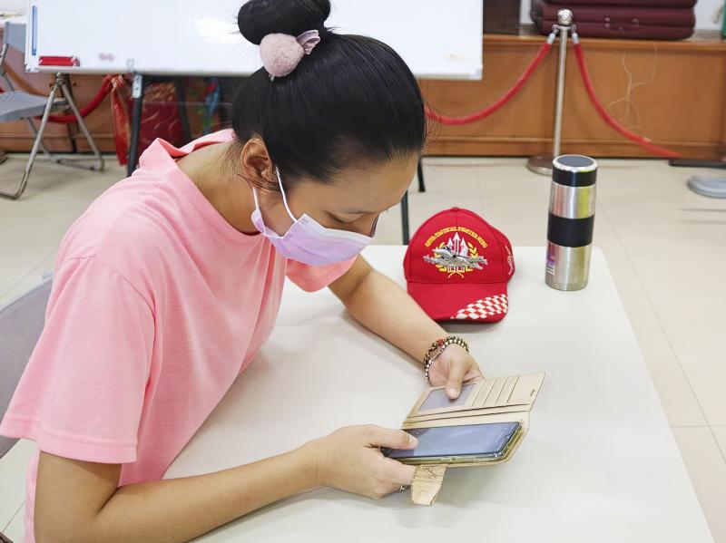 數位幫手使用手機嘗試操作防詐APP