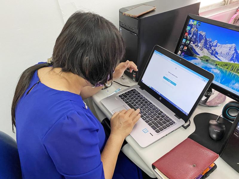 臨摹是一種有效的學習方式，它能夠讓學員在模仿中發現細節，學習專業的設計流程。學員透過AI工具，尋找創作靈感。