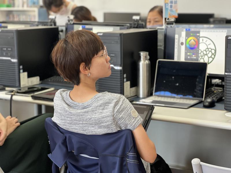 課堂上學員一步步跟著臨摹，逐漸提升自己的設計美感和作品完整度。