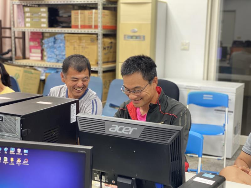 學員們分享自己就醫紀錄和報告，相互開玩笑，笑得不亦樂乎。