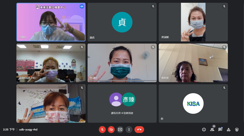 七美數位小幫手和民眾，對於健康APP課程感興趣，透過遠距線上學習。