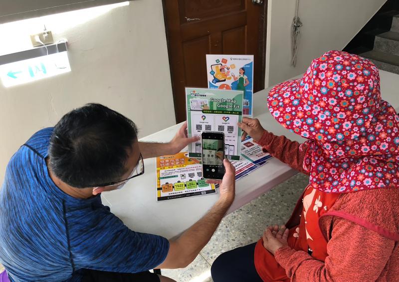 課堂中分享的APP，西嶼執行秘書將內容帶回社區服務更多長輩和民眾。