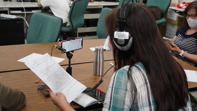 學員學習用錄音APP來聽聽自己的聲音
