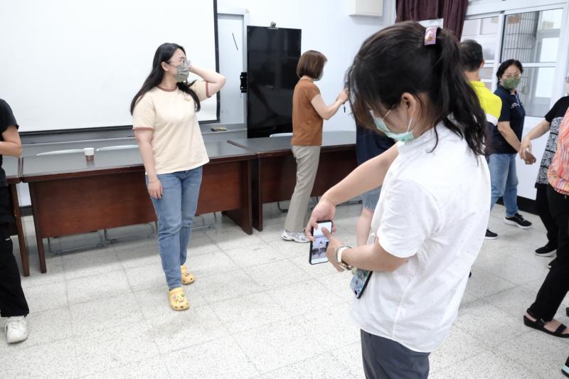 經過老師的指導，拍完自己在來拍別人看看!