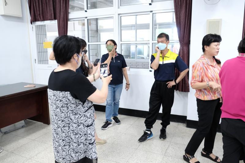 大哥真的有聽老師的話，就連擺姿勢都可以風情盡展!