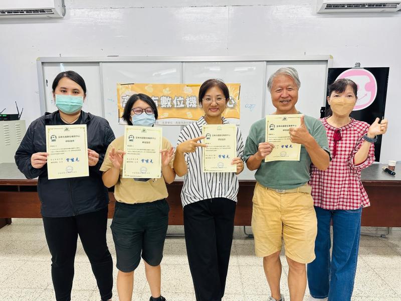 課程結束後，就是頒發結業證書啦~~