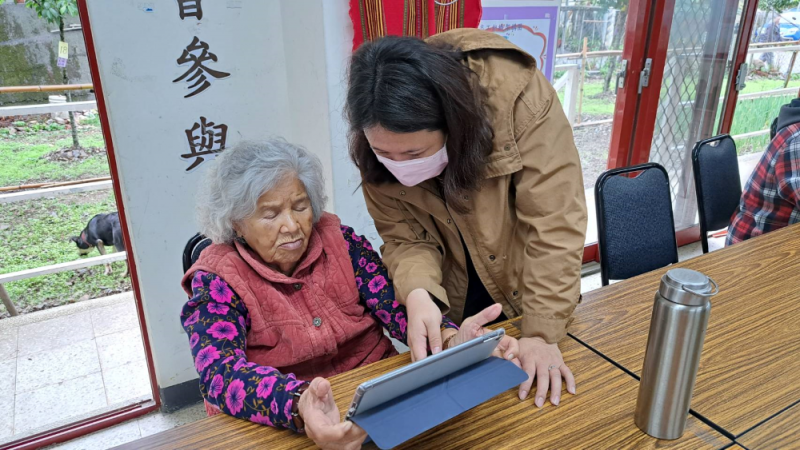 講師教授用平板操作，選取照片、選擇喜歡的功能