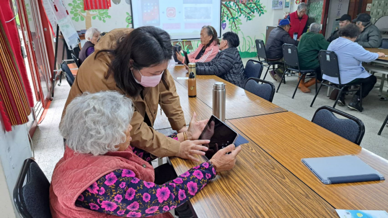 透過實作讓學員更熟悉平板的操作，選擇喜歡的樣式套用。