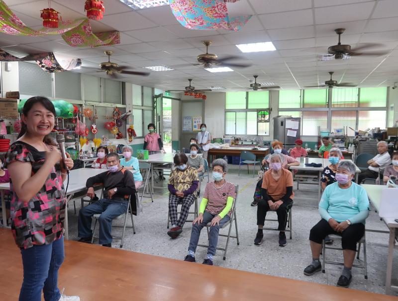 因為有數位生系的課程，不方便來到中心的高齡學員也可以在分班學習數位課程。真是太棒了!